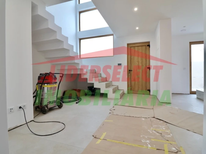 Moradia T3 para Venda em Silveira Foto 5