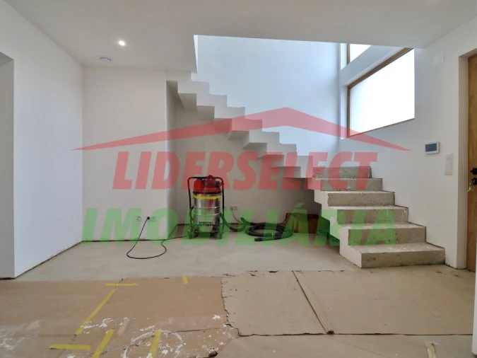 Moradia T3 para Venda em Silveira Foto 3