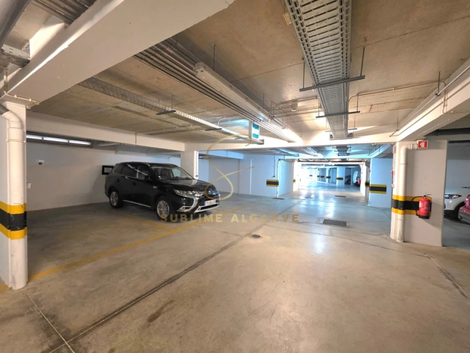 Garagem para Venda em Lagos (São Sebastião e Santa Maria) Foto 8