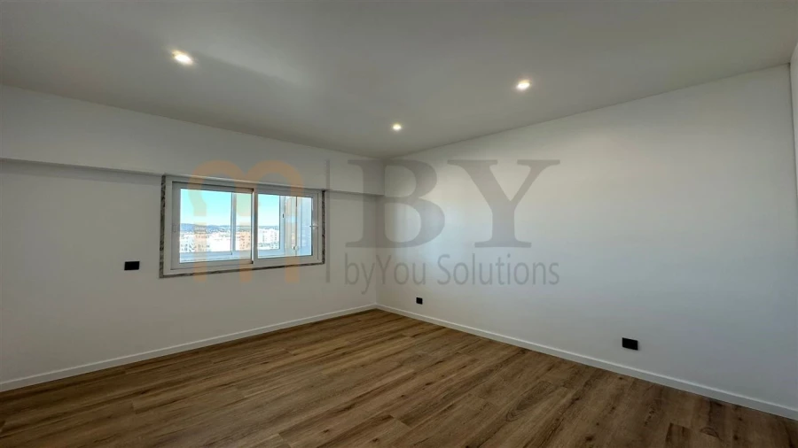 Apartamento T1 para Venda em Quarteira Foto 9