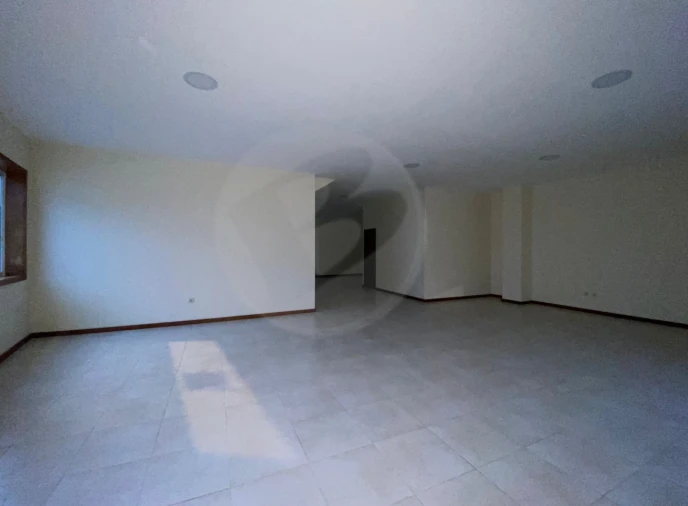 Loja para Arrendamento em Vila Chã Foto 2