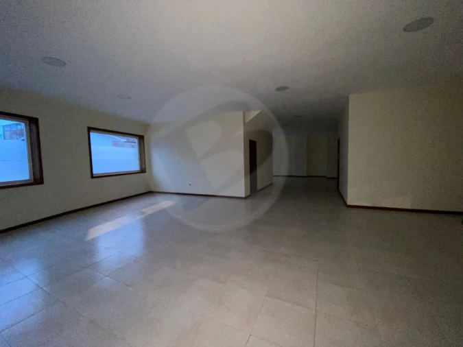 Loja para Arrendamento em Vila Chã Foto 11