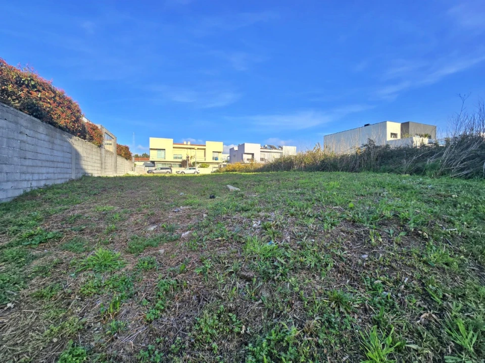 Terreno para Venda em Castêlo da Maia Foto 2