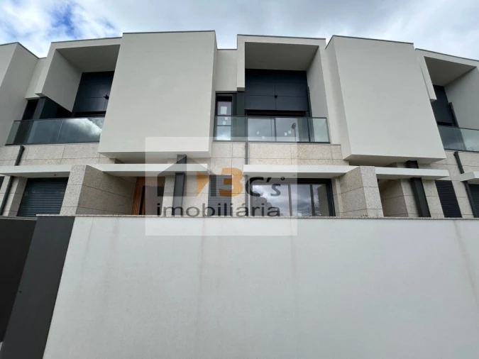 Moradia T3 para Venda em Cidade da Maia Foto 2