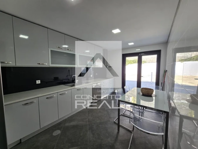 Moradia T4 para Arrendamento em Fânzeres e São Pedro da Cova Foto 3