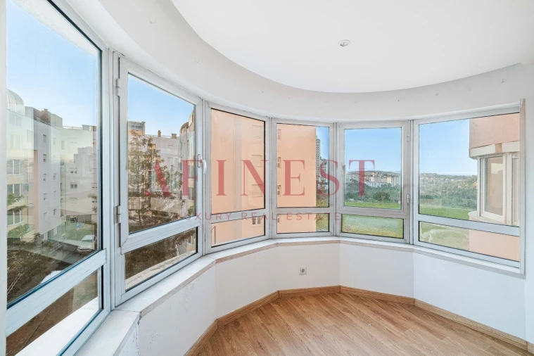 Apartamento T2 para Arrendamento em Areeiro Foto 3