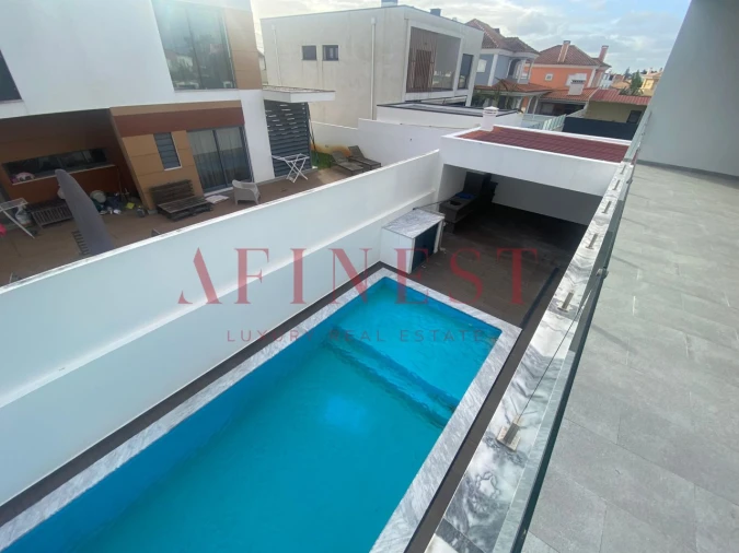 Moradia T4 para Venda em Corroios Foto 24