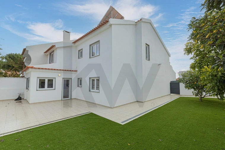 Moradia T5 para Arrendamento em Carcavelos e Parede