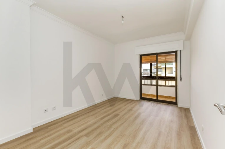 Apartamento T2 para Arrendamento em Carnaxide e Queijas Foto 13