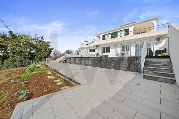 Moradia T5 para Venda em Prazeres Foto 1