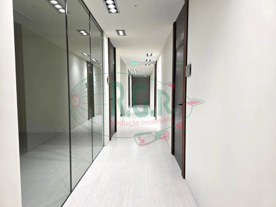 Escritório para Arrendamento em Fânzeres e São Pedro da Cova Foto 22