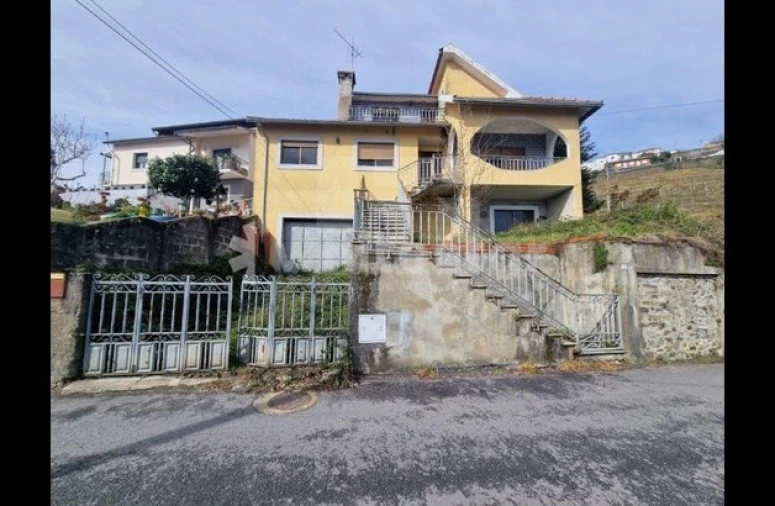 Moradia T4 para Venda em Loureiro Foto 1