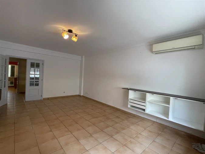 Apartamento T3 para Venda em Quelfes Foto 5