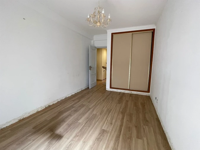 Apartamento T3 para Venda em Quelfes Foto 9