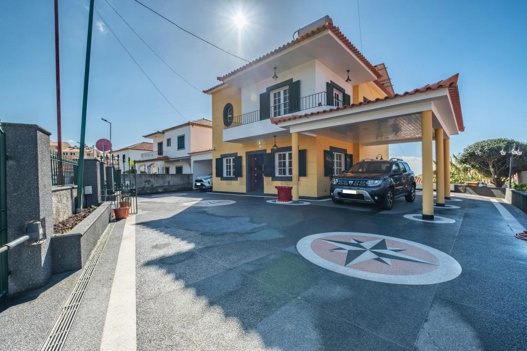 Moradia T6 para Venda em Santo Antonio Foto 1