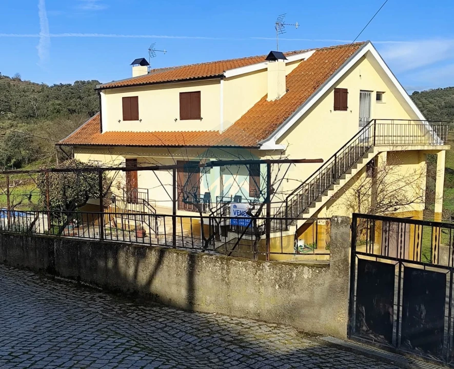 Moradia T4 para Venda em Abambres Foto 1