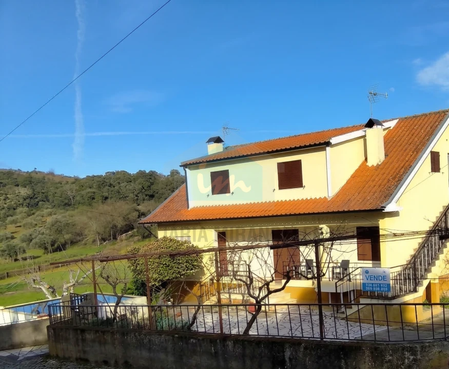 Moradia T4 para Venda em Abambres Foto 2