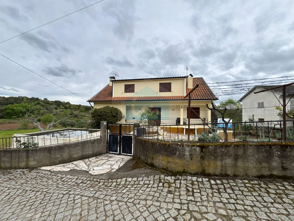 Moradia T4 para Venda em Abambres Foto 2