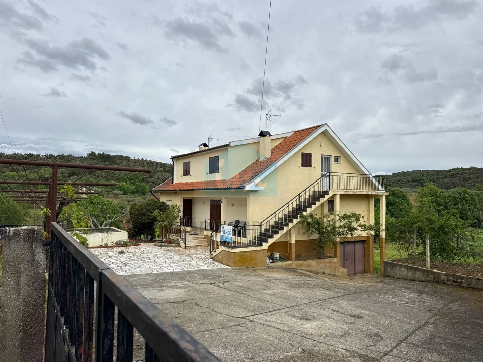 Moradia T4 para Venda em Abambres Foto 1