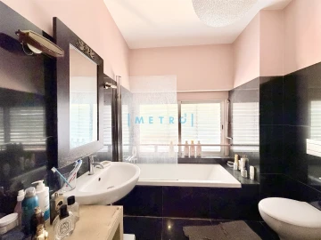 Apartamento T5 para Venda em Lordelo do Ouro e Massarelos