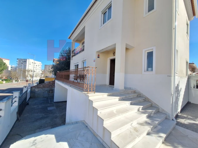 Moradia T4 para Venda em Assunção, Ajuda, Salvador e Santo Ildefonso Foto 2