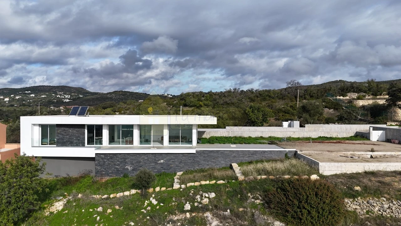 Moradia T3 para Venda em Santa Barbara de Nexe Foto 1