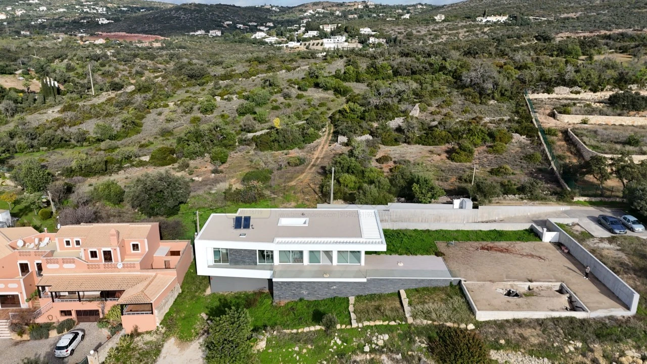 Moradia T3 para Venda em Santa Barbara de Nexe Foto 11