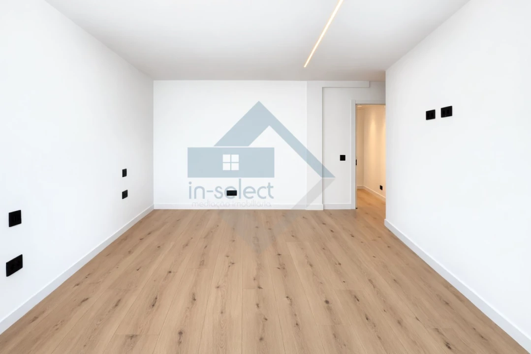 Moradia T3 para Venda em Quelfes Foto 25