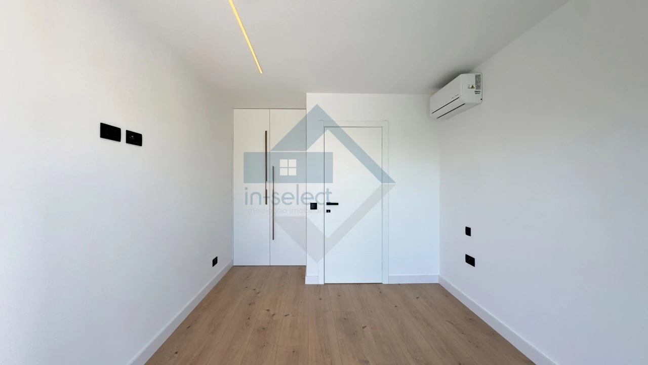 Moradia T3 para Venda em Quelfes Foto 33