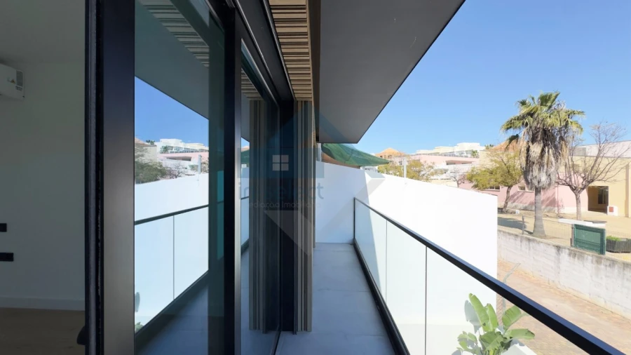 Moradia T3 para Venda em Quelfes Foto 39