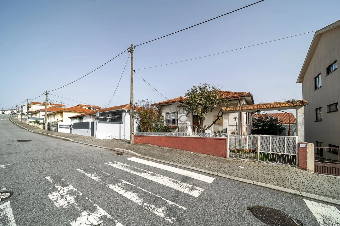 Moradia T4 para Venda em Oliveira do Douro Foto 1