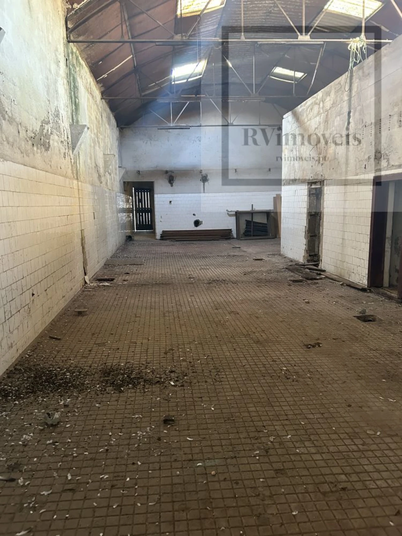 Loja para Venda em Milheiros Foto 5