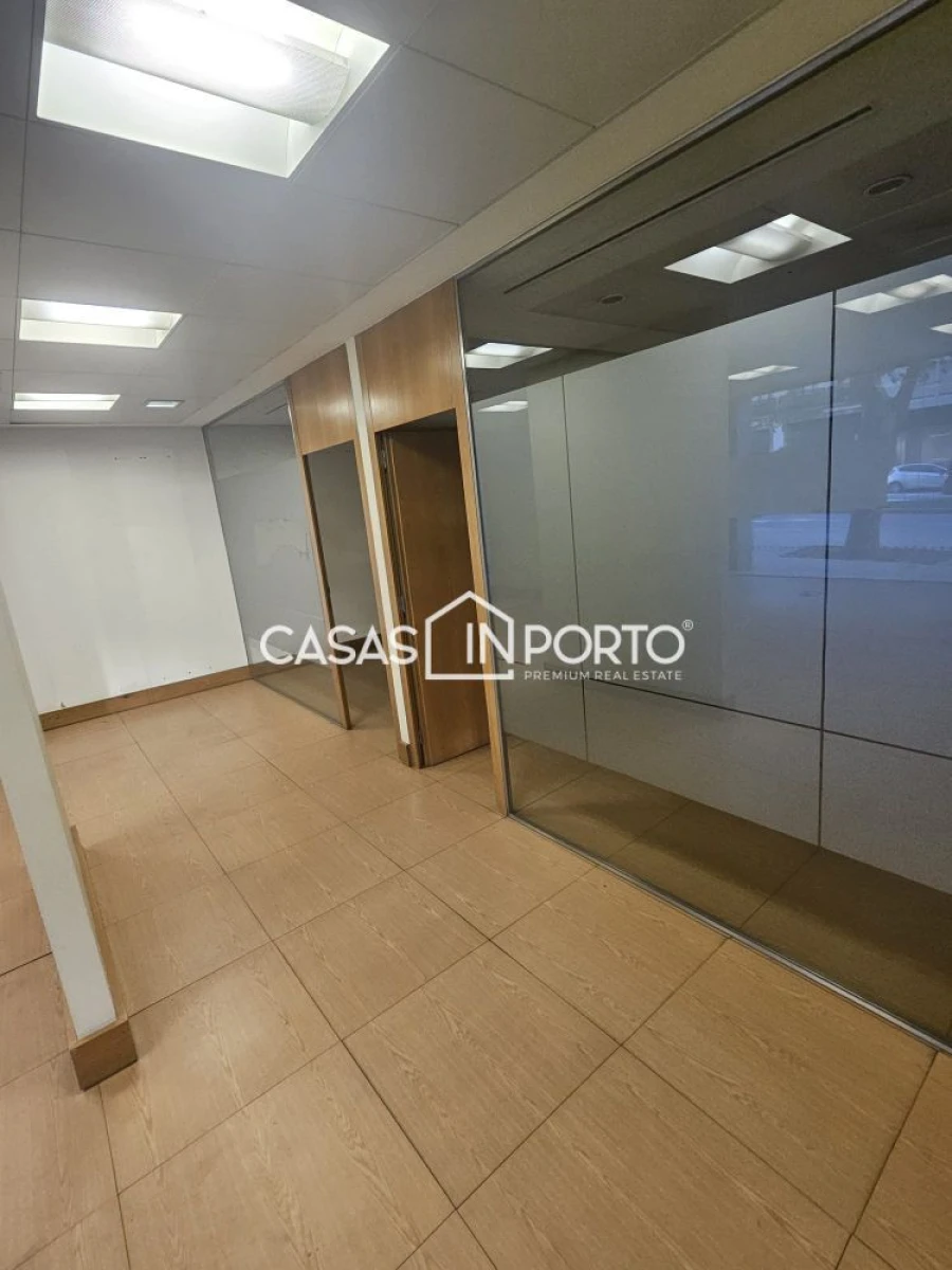 Loja para Arrendamento em Cedofeita, Santo Ildefonso, Sé, Miragaia, São Nicolau e Vitória Foto 1