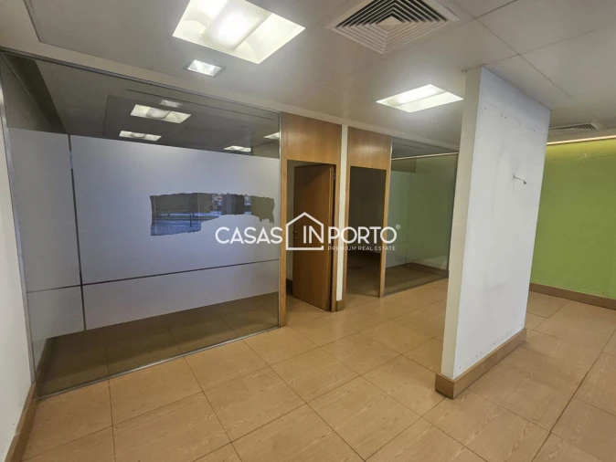 Loja para Arrendamento em Cedofeita, Santo Ildefonso, Sé, Miragaia, São Nicolau e Vitória Foto 2