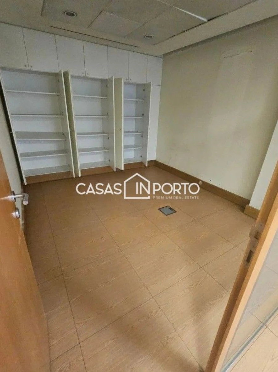 Loja para Arrendamento em Cedofeita, Santo Ildefonso, Sé, Miragaia, São Nicolau e Vitória Foto 7