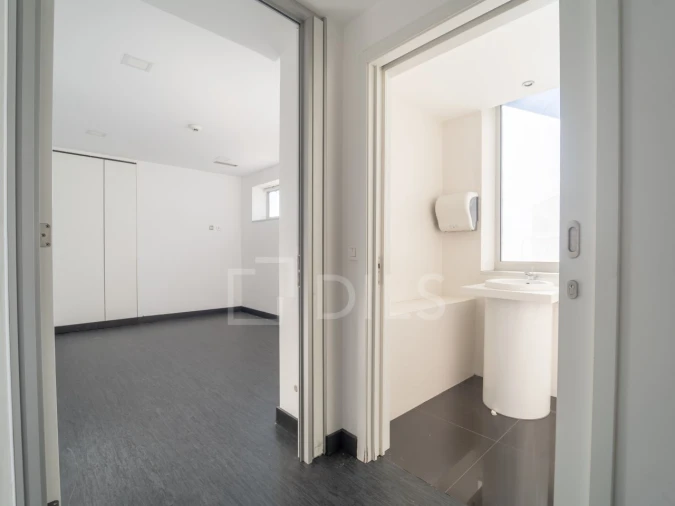 Escritório para Arrendamento em Lordelo do Ouro e Massarelos Foto 12