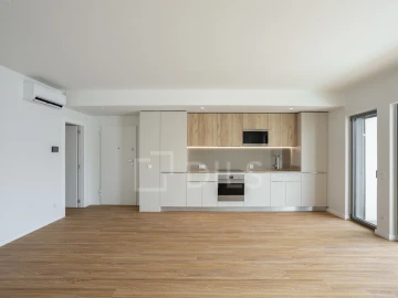 Apartamento T2 para Venda em Santo António dos Cavaleiros e Frielas