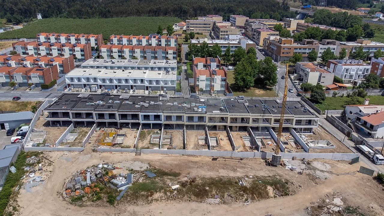 Moradia T3 para Venda em Nogueira e Silva Escura Foto 48