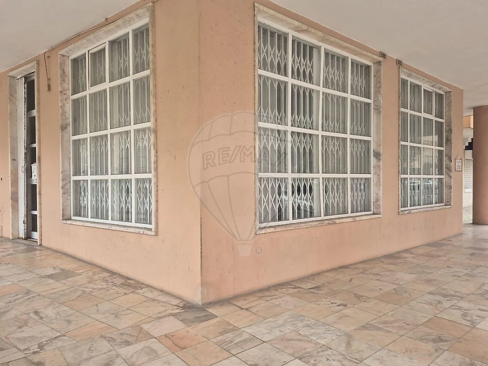 Loja para Venda em Rio de Mouro Foto 1