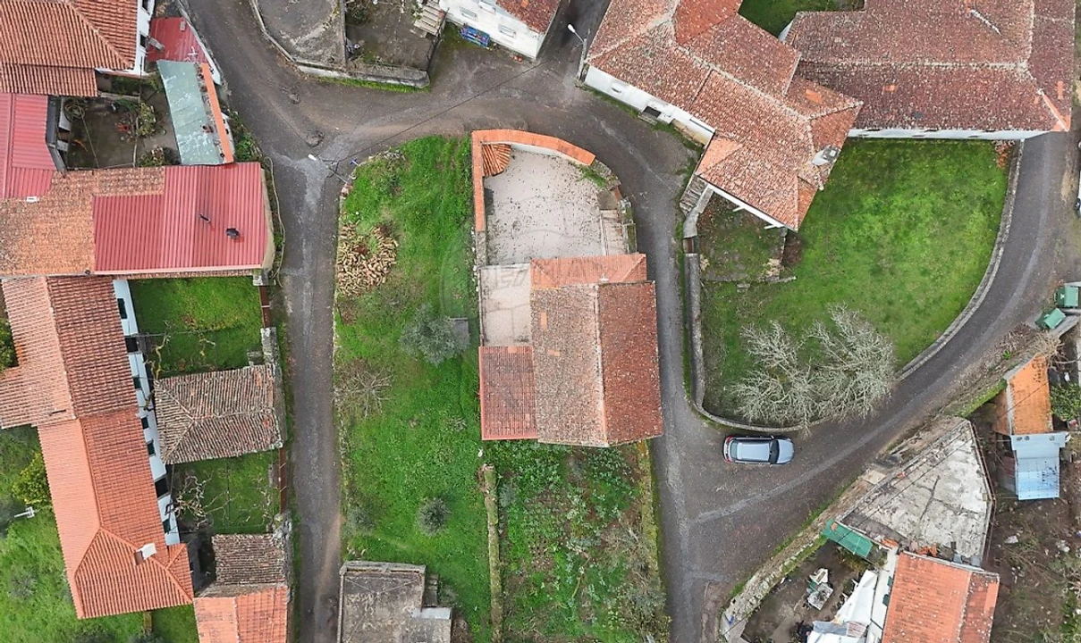 Moradia T2 para Venda em Alvares Foto 30