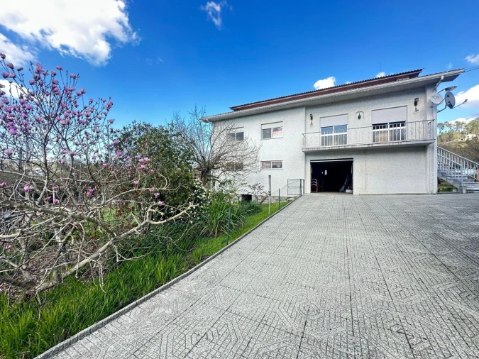 Moradia T3 para Venda em Orgens Foto 1