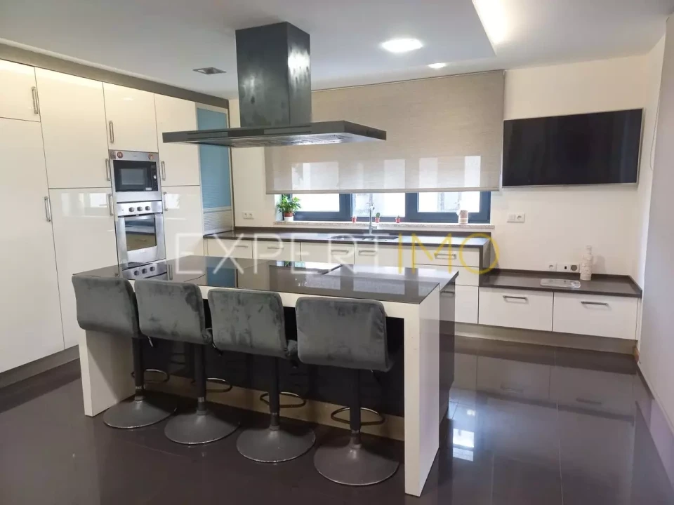 Moradia T5 para Venda em Seia, São Romão e Lapa dos Dinheiros Foto 1