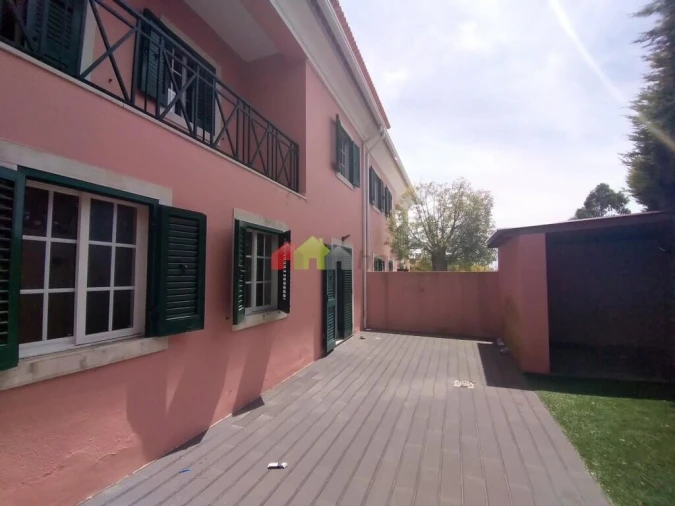 Moradia T5 para Venda em Rio de Mouro