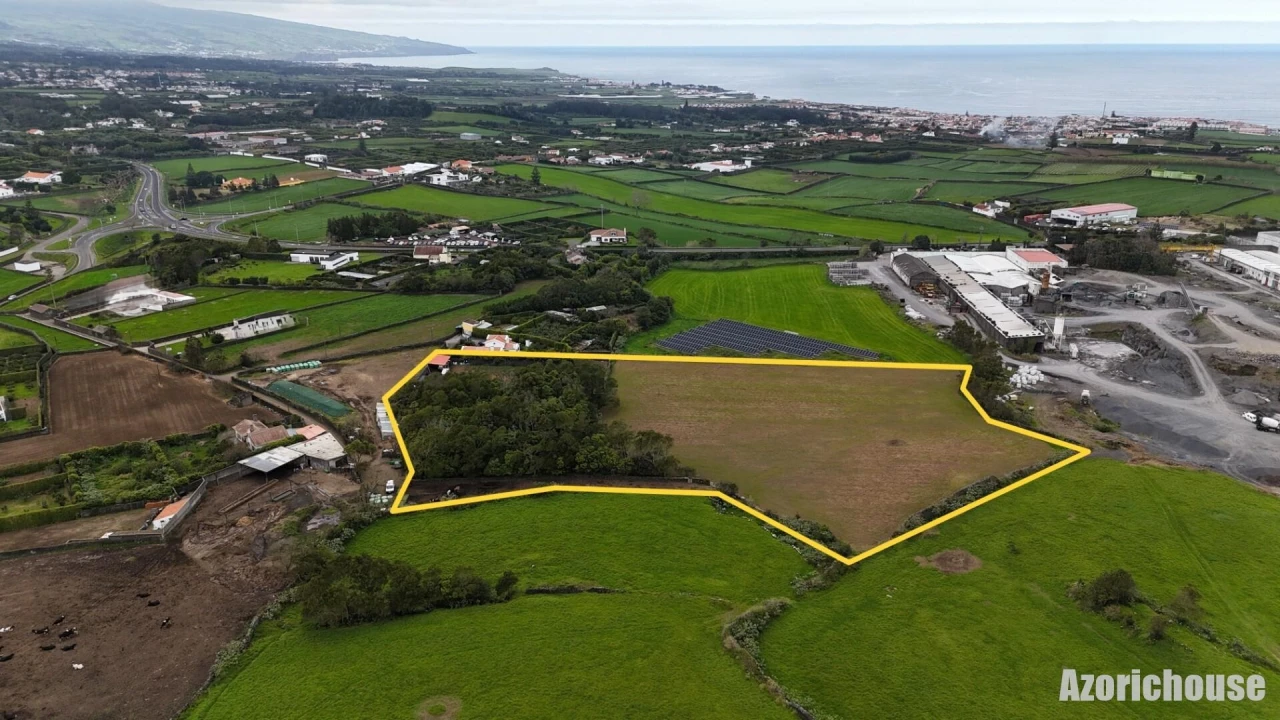 Terreno para Venda em Rabo de Peixe Foto 1