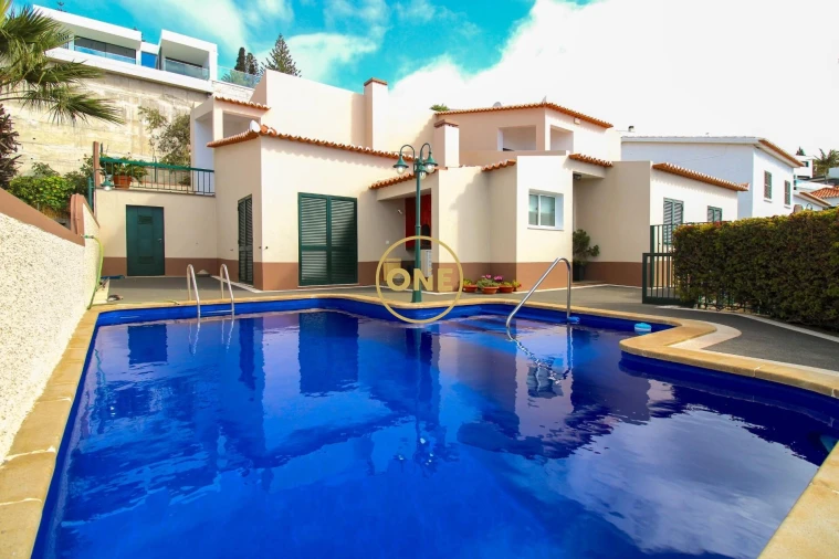 Moradia T4 para Venda em Caniço Foto 1