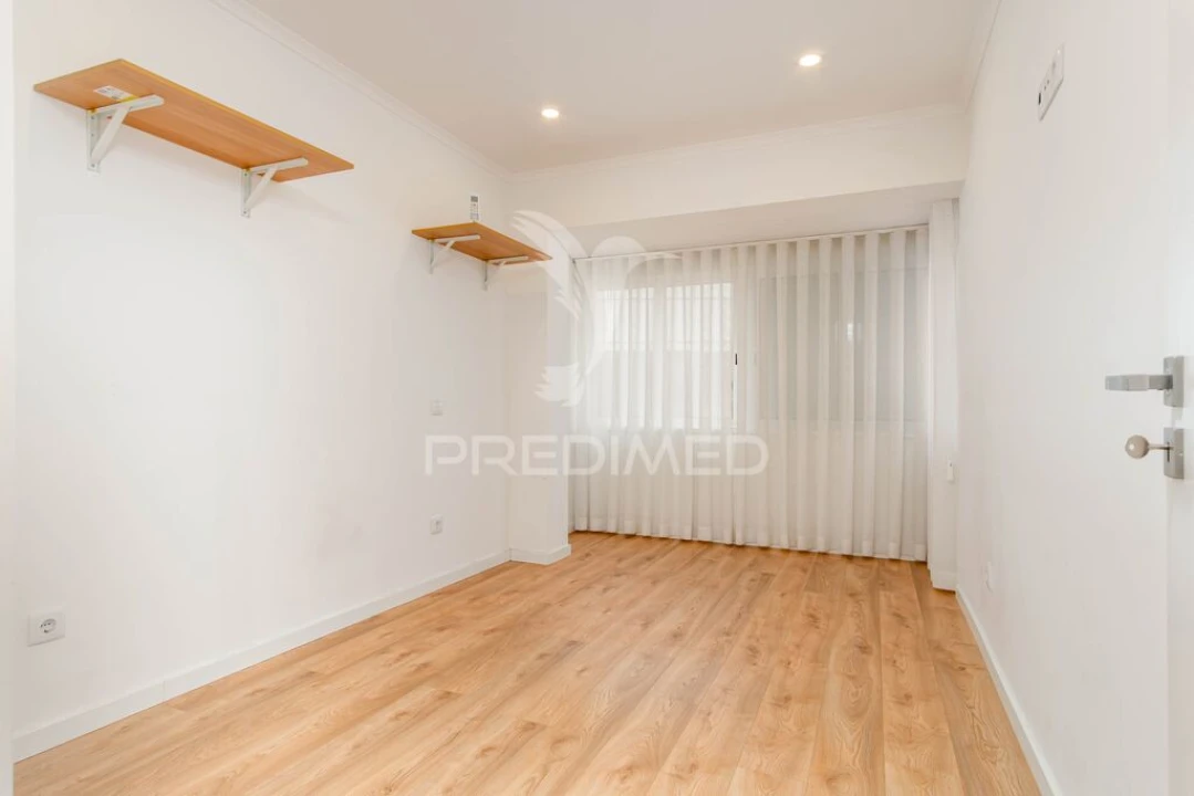 Moradia T4 para Venda em Mina de Água Foto 17