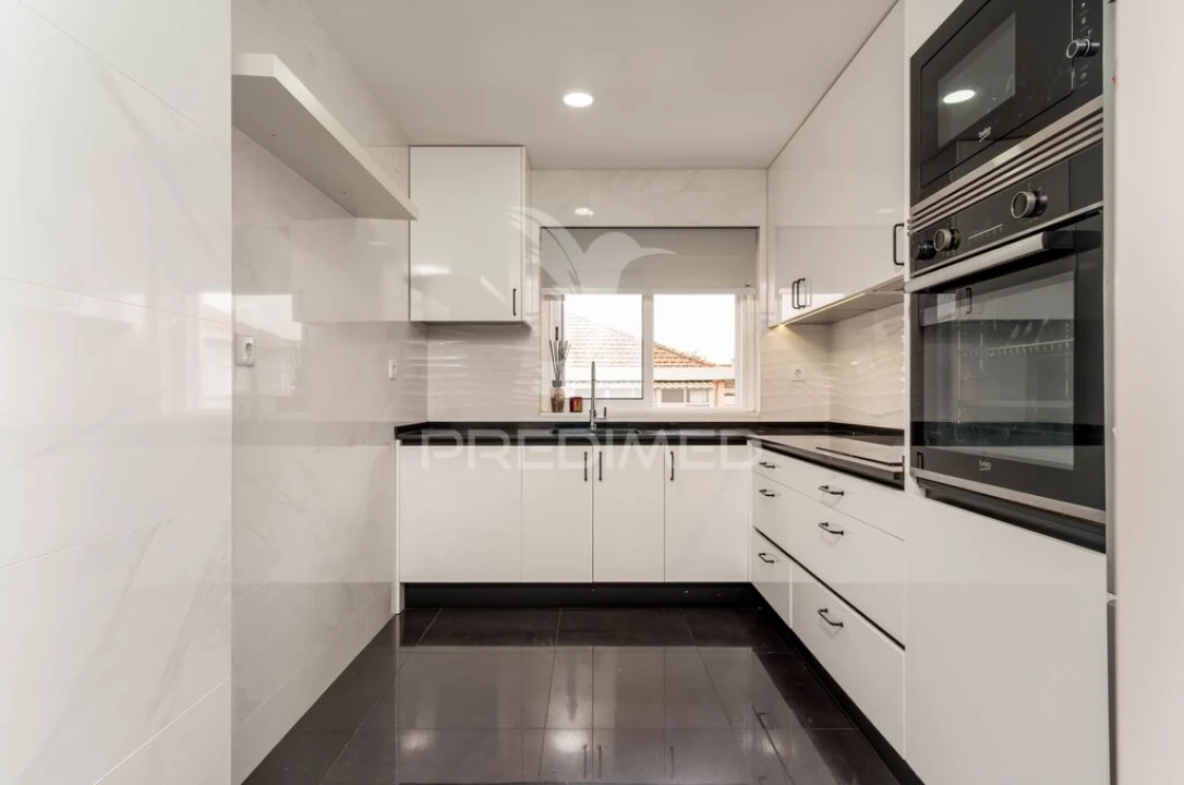 Moradia T4 para Venda em Mina de Água Foto 10