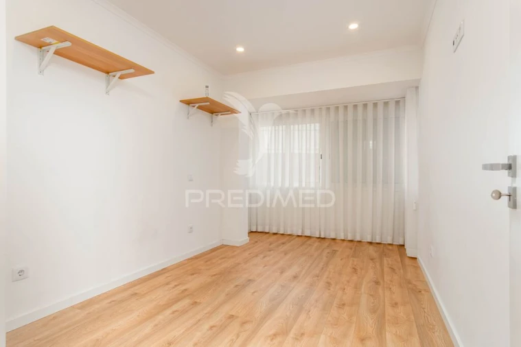 Moradia T4 para Venda em Mina de Água Foto 17