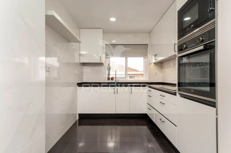 Moradia T4 para Venda em Mina de Água Foto 10