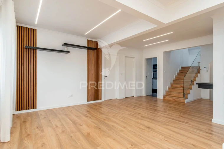 Moradia T4 para Venda em Mina de Água Foto 7